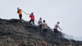 Proses penanganan kebakaran di Tempat Pemrosesan Akhir (TPA) Jatiwaringin, Kecamatan Mauk, Kabupaten Tangerang, Provinsi Banten, Sabtu (4/7/2026). (Foto: dok/KLH/BPLH)