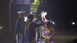 Serah terima jabatan Tambur Mayor Genderang Suling Gita Jala Taruna AAL di Lapangan Arafuru, Kesatrian AAL Bumimoro, Surabaya, Rabu (8/7/2026) malam. (Foto: T1/Bicara Indonesia)