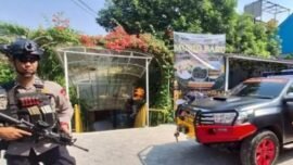 Petugas dari kepolisian saat melakukan penyisiran di SDN Srengseng Sawah, Jagakarsa, Jakarta Selatan, Senin (13/7/2026). (Sumber Foto: dok/Hum Polri)