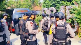 Aparat gabungan saat melakukan penyisiran di SDN Srengseng Sawah 15, Jagakarsa, Jakarta Selatan, Senin (13/7/2026). (Foto: dok/Tbn)