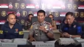 Kapolres Sampang, Polda Jawa Timur, AKBP Hartono (tengah) saat menyampaikan keterangan pers. (Foto: dok/Ist/Hum)