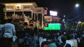Suasana nonton bareng semifinal Piala Dunia 2026 di halaman DPRD Jawa Timur, Rabu (15/7/2026) dini hari. (Foto: T1/Bicara Indonesia)