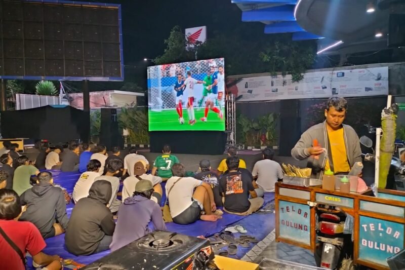 Suasana nonton bareng semifinal Piala Dunia 2026 di halaman Kantor Dinas Kominfo Jawa Timur, Rabu (15/7/2026) dini hari. (Foto: T1/Bicara Indonesia)