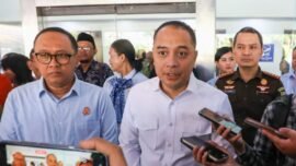 Dari kiri: Wakil Kepala Kejaksaan Tinggi Jawa Timur, Luhur Istighfar, dan Wali Kota Surabaya, Eri Cahyadi, usai acara penyerahan dokumen perwalian di Convention Hall Arief Rahman Hakim, Surabaya, Kamis (16/7/2026).