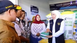 Gubernur Jawa Timur Khofifah Indar Parawansa, saat meninjau Koperasi Merah Putih Gempolkerep, Kecamatan Gedeg, Kabupaten Mojokerto, Selasa, (22/7/2025). (Foto: dok/Adpim Prov Jatim)