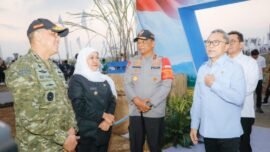 Dua dari kiri: Gubernur Jawa Timur Khofifah Indar Parawansa saat menghadiri Panen Raya yang dipimpin Presiden RI Prabowo Subianto di Lanud Abdulrachman Saleh, Kabupaten Malang, Jumat (17/7/2026). (Foto: Adpim Prov Jatim)
