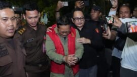 Eks Direktur Utama PDTS Kebun Binatang Surabaya (KBS) periode 2016-2024, saat diamankan tim penyidik Kejati Jatim. (Foto: dok/Penkum)