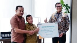 Penyerahan BSI Scholarship beasiswa prestasi kepada siswa SD Boyolali Utara, Ibrahim Al Abrar. (Foto: dok/Ist BSI)