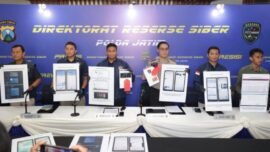 Konferensi pers ungkap kasus terkait peretasan website di Mapolda Jawa Timur, Kamis (30/7/2026). (Sumber Foto: Hum/Polda Jatim)