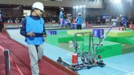 Ketua Tim Richie ITS Muhammad Najmi Ihsan saat mengontrol robot Triceratops untuk mengambil Kung Fu Scroll. (Foto: dok/Hum ITS)