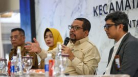 Kepala Bakom RI, Muhammad Qodari, saat meninjau proses pendataan dan uji coba aplikasi Perlinsos di Kantor Kecamatan Tambaksari, Surabaya, Selasa (28/7/2026). (Foto: dok/Kominfo Surabaya)