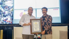 Kasatgaswil Jawa Timur Kombes Pol Samsul Priasmoro menyerahkan penghargaan dari Kapolri kepada Wali Kota Eri Cahyadi di Balai Kota Surabaya, Rabu (8/7/2026). (Sumber Foto: Kominfo Surabaya)