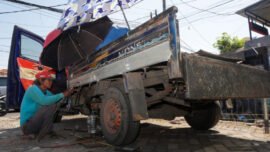 Aktivitas usaha pengelasan di Jalan Menur No 111, Kelurahan Manyar Sabrangan, Kecamatan Mulyorejo, Surabaya, Senin (6/7/2026).