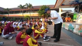Mendikdasmen Abdul Mu'ti saat meninjau langsung pelaksanaan MPLS pada hari kedua di SDN Srengseng Sawah 15, Jakarta Selatan, Selasa (14/7/2026). (Foto: Hum/Dikdasmen)