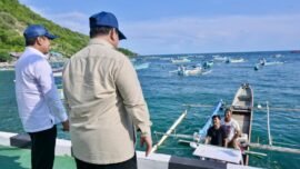 Presiden Prabowo Subianto saat meninjau pelabuhan shelter sortir dan pengepakan ikan Kampung Nelayan Merah Putih di Kelurahan Leato Selatan, Kota Gorontalo, Sabtu (9/5/2026). (Foto: dok/BPMI Setpres)