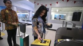 Proses pembayaran tiket MRT Jakarta menggunakan kartu kredit nirsentuh (EMV Contactless). (Foto: dok/Kominfotik DKI)