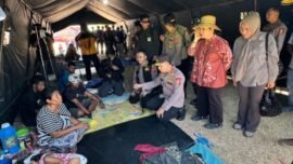 Kapolri Jenderal Pol. Listyo Sigit Prabowo saat meninjau lokasi terdampak dan pengungsian di Nusa Tenggara Timur, Selasa (18/8/2026). (Foto: dok. Hum Polri)
