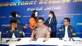 Konferensi pers pengungkapan kasus dugaan penipuan online dengan modus promosi penjualan logam mulia emas yang digelar di Mapolda Jawa Timur, Senin (3/8/2026). (Foto: Ariandi K/Bicara Indonesia)
