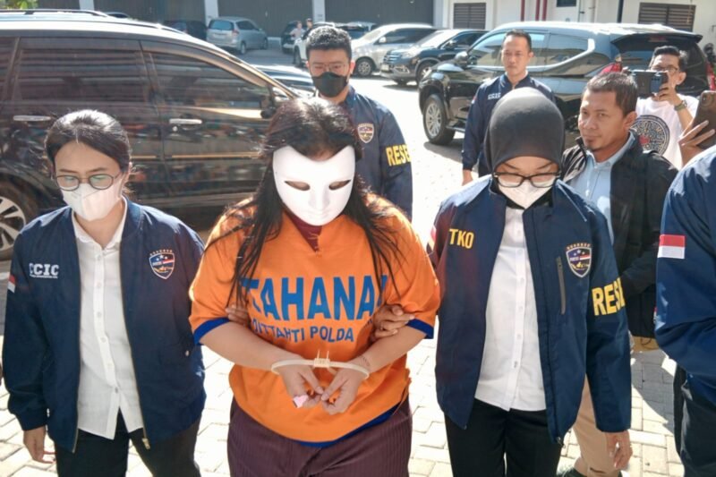 Tersangka kasus dugaan penipuan online modus promosi penjualan logam mulia emas saat digelandang ke Gedung Ditressiber Mapolda Jawa Timur, Senin (3/8/2026). (Foto: Ariandi K/Bicara Indonesia)