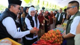 dok. Gubernur Khofifah saat meninjau Pasar Murah di halaman Kantor Kecamatan Larangan, Kabupaten Pamekasan, Minggu (19/7/2026). (Foto: Pemprov Jatim)