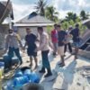 Jajaran Polda NTT melakukan evakuasi dan penanganan pasca gempa, Sabtu (15/8/2026). (Sumber Foto: Hum Polda NTT)