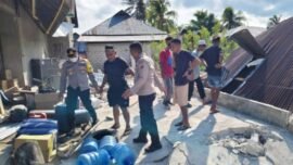 Jajaran Polda NTT melakukan evakuasi dan penanganan pasca gempa, Sabtu (15/8/2026). (Sumber Foto: Hum Polda NTT)