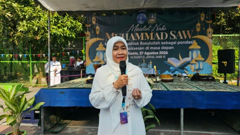 Kepala SMAN 20 Surabaya, Yuni Bintarawati, dalam acara peringatan Maulid Nabi Muhammad SAW 1448 Hijriah, Kamis (27/8/2026). (Foto: Ariandi K/Bicara Indonesia)