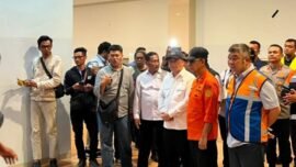 Menteri Perhubungan (Menhub) Dudy Purwagandhi saat meninjau Posko Terpadu Penanganan Kecelakaan Kapal KM Mutiara Sentosa II di Pelabuhan Tanjung Perak, Surabaya, Minggu (2/8/2026) malam. (Foto: IG/dudypdaily)