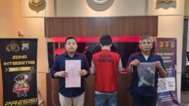 Tersangka saat diamankan bersama barang bukti narkotika. (Foto: dok. Satresnarkoba Polrestabes Surabaya)