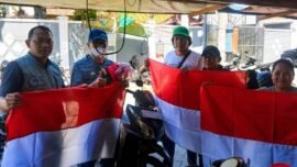 Dok. Pembagian Bendera Merah Putih kepada masyarakat di Surabaya, Jawa Timur, Senin (3/8/2026). (Foto: Bakesbangpol Surabaya)