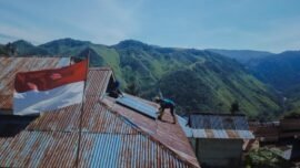 dok. Petugas PT PLN (Persero) memasang panel surya di atap bangunan di kawasan pegunungan. (Foto: Hum/PLN)
