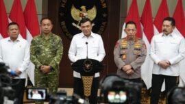 Menteri Koordinator Bidang Politik dan Keamanan (Menko Polkam) RI Jenderal TNI (Purn.) Djamari Chaniago (tengah) dalam konferensi pers di Kantor Kemenko Polkam, Jakarta, Rabu (5/8/2026). (Foto: Hum/Kemenko Polkam)