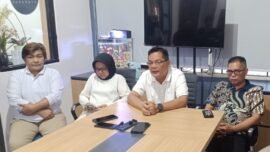 Kepala Dinas Perhubungan Kota Surabaya, Trio Wahyu Bowo (tengah), saat menyampaikan keterangan pers kepada wartawan di Kantor Dishub Surabaya, Minggu (9/8/2026). (Foto: Dna/Bicara Indonesia)