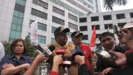 Wagub DKI Jakarta Rano Karno, saat meninjau langsung lokasi kebakaran pada Minggu (9/8/2026). (Foto: Kominfotik DKI)