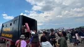 Aparat keamanan melakukan evakuasi warga pasca insiden penembakan di pintu masuk utama lokasi Festival Budaya Lembah Baliem, Kabupaten Jayawijaya, Papua Pegunungan, Sabtu (08/08/2026). (Foto: dok. Hum Polda Papua)