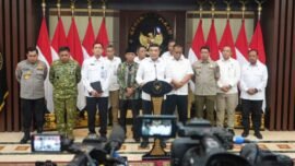 Menko Polkam Djamari Chaniago (tengah) dalam konferensi pers seusai Rapat Koordinasi Penanganan Peningkatan Eskalasi Karhutla di Kantor Kemenko Polkam, Jakarta, Senin (10/8/2026). (Foto: Hum/Polkam)