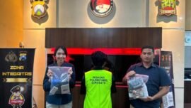 Tersangka beserta barang bukti saat diamankan Polrestabes Surabaya. (Foto: dok. Satresnarkoba Polrestabes Surabaya)