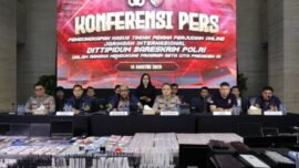 Konferensi pers pengungkapan dua kasus judi online yang digelar di Jakarta, Jumat (14/8/2026). (Foto: Divhum Polri)