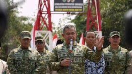 Kasad Jenderal TNI Maruli Simanjuntak, dalam rangka peresmian Jembatan Garuda dan titik air bersih di Desa Ridomanah, Kecamatan Cibarusah, Kabupaten Bekasi, Jawa Barat, Kamis (13/8/2026). (Sumber Foto: Dispenad)