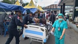 Personel kepolisian melakukan evakuasi dan penanganan korban gempa bumi di Nusa Tenggara Timur (NTT). (Foto: dok. Hum Polri)