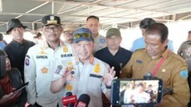 Mendagri Tito Karnavian memberikan usai meninjau kondisi para penyintas bencana di posko pengungsian Desa Waekokak, Kecamatan Aesesa, Kabupaten Nagekeo, Nusa Tenggara Timur, Selasa (18/8/2026). (Foto: dok. Kemendagri)