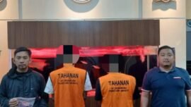 Kedua tersangka saat diamankan di Satresnarkoba Mapolrestabes Surabaya. (Foto: dok. Satresnarkoba Polrestabes Surabaya)