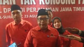 Sekjen PDIP Hasto Kristiyanto, saat memberikan keterangan pers kepada awak media, di Hotel Vasa Surabaya, Minggu (23/8/2026) sore. (Foto: Dimas AP/BI)