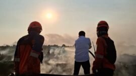 Penanganan kebakaran hutan dan lahan (karhutla) di kawasan Pengayuan, Kecamatan Liang Anggang, Kota Banjarbaru, Kalimantan Selatan, Selasa (11/8/2026).