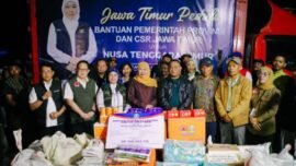 Gubernur Jawa Timur Khofifah Indar Parawansa menyerahkan bantuan untuk korban terdampak gempa di Nusa Tenggara Timur (NTT), Minggu (23/8/2026). (Foto: dok. Ro-Adm Jatim)