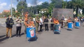 Pemusnahan rokok ilegal secara simbolis dilakukan dengan cara dibakar di halaman Balai Kota Surabaya, Rabu (26/8/2026). (Foto: Dna/Bicara Indonesia)