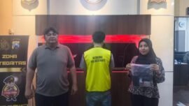 Tersangka ZA bersama barang bukti saat diamankan di Satresnarkoba Polrestabes Surabaya (Foto: dok. Satresnarkoba Polrestabes Surabaya)