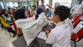 Penyaluran Program Bantuan Pangan Komoditas Beras di Kantor Kecamatan Jambangan, Kota Surabaya, Senin (24/8/2026). (Sumber Foto: Kominfo Surabaya)