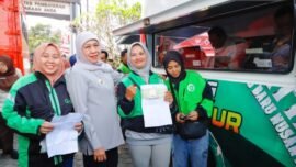 Gubernur Jawa Timur Khofifah Indar Parawansa bersama para pengemudi ojek online perempuan di Kota Malang. (Foto: Ro-Adpim Jatim)