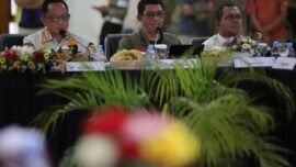 Kepala BNPB Letjen TNI Suharyanto (tengah) menyampaikan arahan dalam Rapat Koordinasi Penanganan Darurat Gempabumi M7,7 Flores di Kantor Bupati Manggarai Barat, Nusa Tenggara Timur, Minggu (16/8/2026). (Sumber Foto: BNPB)